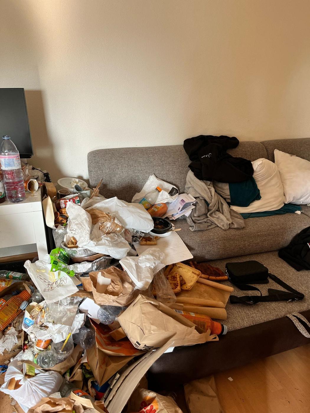 Pièce avant intervention, accumulation importante de déchets et d'objets