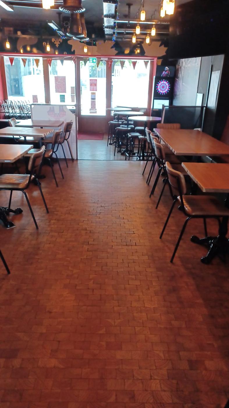 Salle de restaurant entretenue, parquet et mobilier impeccables
