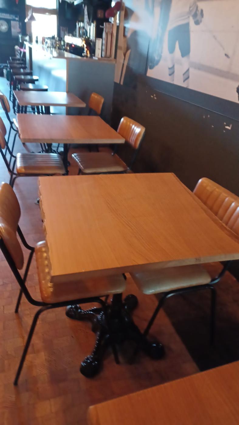 Espace bar et restaurant entretenu, sol en parquet propre